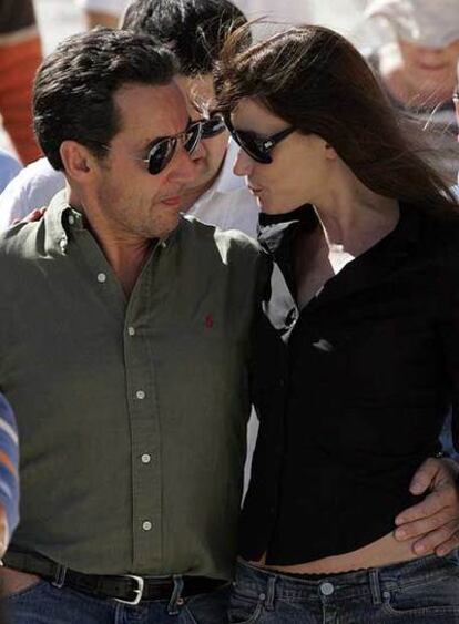 Nicolas Sarkozy y Carla Bruni, ayer en el Valle de las Reinas de Luxor.