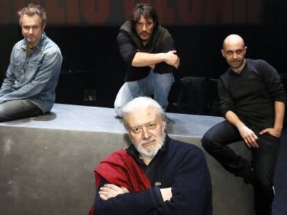 Los actores y director de la obra Julio Cesar de Shakespeare.