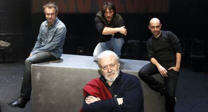 Los actores y director de la obra Julio Cesar de Shakespeare.