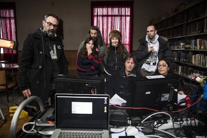 El equipo de la serie repasa en el combo la última secuencia rodada en la sala de al lado.