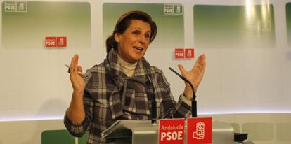 La presidenta del PSOE andaluz, Rosa Torres, esta mañana en la sede de su partido.