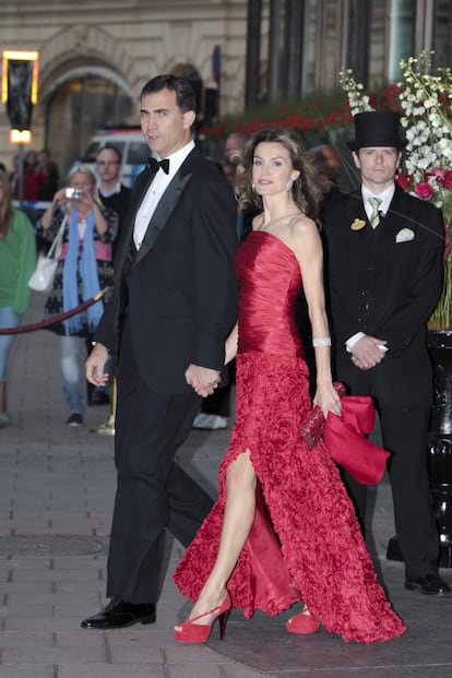 Si hay un color con el que Reina se siente segura es el rojo, sin duda su color talismán. El vestido de Felipe Varela que doña Letizia lució en la cena de gala previa a la boda de Victoria de Suecia con Daniel Westling en Estocolmo en junio de 2010 sorprendió no por su corpiño ajustado ni las flores que cubrían la falda, sino por la amplia abertura que dejó ver sus largas piernas y unas sandalias escogidas perfectamente a juego.