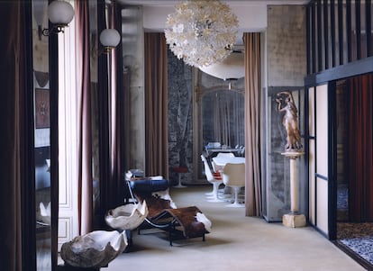 Interior de Casa Mollino, el elegante apartamento con vistas al río Po que el arquitecto amuebló para convertirlo en un mausoleo en vida.