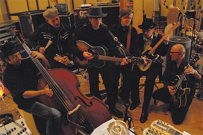 Bob Dylan, en el centro, junto a sus músicos, Tony Garnier, George G. Receli, Stu Kimball, Denny Freeman y Donnie Herron, fotografiados por William Claxton.