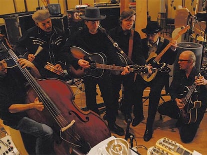 Bob Dylan, en el centro, junto a sus músicos, Tony Garnier, George G. Receli, Stu Kimball, Denny Freeman y Donnie Herron, fotografiados por William Claxton.