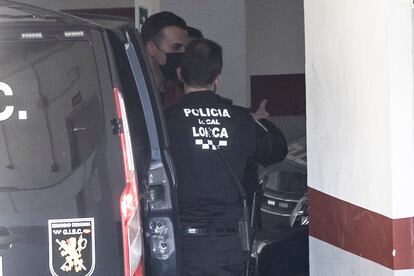 Agentes de la Policía Local conducen a uno de los ganaderos, entregado voluntariamente, que asaltaron este lunes el pleno del Ayuntamiento de Lorca.