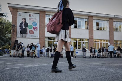 Entrada a clase en un colegio privado.