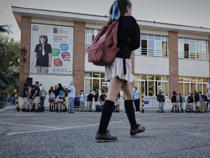 Entrada a clase en un colegio privado.