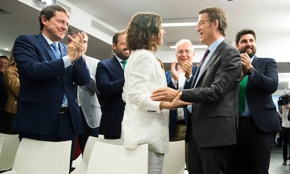 Isabel Díaz Ayuso saluda a Alberto Nuñez Feijóo en la última Junta Directiva Nacional del PP antes del verano.