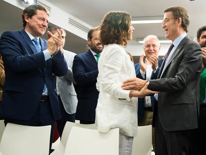 Isabel Díaz Ayuso saluda a Alberto Nuñez Feijóo en la última Junta Directiva Nacional del PP antes del verano.