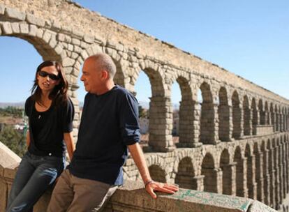 Mark Bittman, crítico gastronómico del New York Times, y Claudia Bassols con el Acueducto de Segovia de fondo