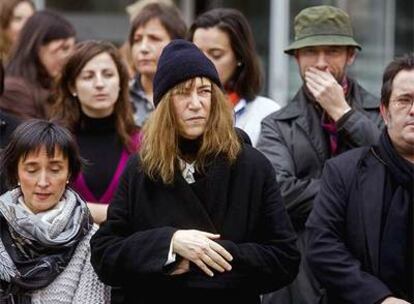 Patti Smith (en el centro, entre la diputada alavesa de Cultura, Lorena López de Lacalle, y el director del Artium, Daniel Castillejo) se sumó a los cinco minutos de silencio que se guardaron a mediodía ante la entrada del museo en memoria del asesiando Ignacio Uria.