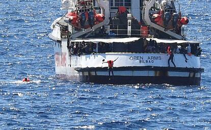 Varias personas saltan al mar desde el 'Open Arms', este martes cerca de la costa de Lampedusa (Italia). En las últimas horas la situación ha seguido deteriorándose a bordo del buque humanitario, que lleva 19 días en el mar. A primera hora de la mañana, uno de los migrantes, de nacionalidad siria, se lanzó al agua y fue rescatado por la Guardia Costera italiana, que lo llevó a puerto, donde fue recogido por una ambulancia. Pocas horas después, nueve más siguieron su ejemplo y, a primera hora de la tarde, otros cinco saltaron por la borda.