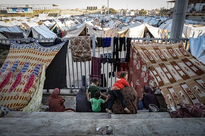 Aquí se jugaba al fútbol: “Este es el estadio Yarmouk, en la ciudad de Gaza. Hace tiempo estaba lleno de vítores del público que venía a ver partidos.
Ahora se ha convertido en un campo para desplazados, para familias que huyeron de sus hogares porque fueron destruidos o por miedo a ser blanco de un ataque. Mujeres que lo han perdido todo se sientan en estas gradas. Algunas han perdido a sus maridos, a sus hijos e hijas. Cada una carga con su propia y pesada historia. Estas palestinas viven literalmente en las gradas, en espacios minúsculos en los que deben dormir familias enteras. De vez en cuando, se sientan y miran al horizonte, como en esta fotografía tomada en noviembre de 2024. Me imagino que ante ellas ven inmensas montañas de preocupaciones".
