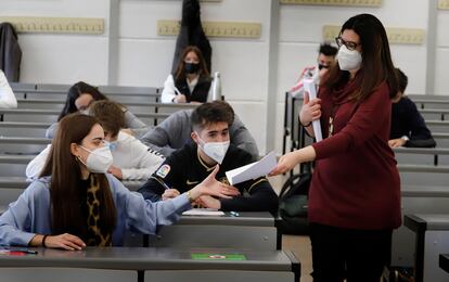 Estudiantes en el campus de la Universidad Autónoma de Barcelona.