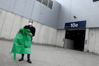 El consejero delegado de la marca de moda y diseño Ángel Schlesser, Óscar Areces, ha entregado este jueves a las autoridades 1.000 batas para los sanitarios que están luchando contra el coronavirus en el hospital de Ifema, en Madrid. 