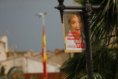 Un cartel de la candidata a la alcaldía del PSOE a Albudeite (Murcia), Isabel de los Dolores Peñalver Neuhauser, este jueves.