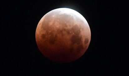 Da NASA, eles explicam que, quando há uma superlua, o efeito visual criado nos faz ver a lua da Terra 14% maior do que geralmente a vemos.