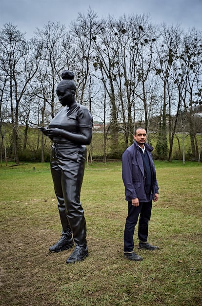 Thomas J Price junto a su obra 'Reaching out', que estará en Chillida Leku hasta fin de mayo.