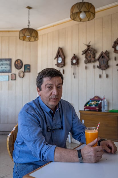 Sergio Deza, empresario de 54 años, en el Bavaria oriente, Paine.