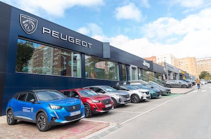 Un concesionario de la marca Peugeot en Madrid.