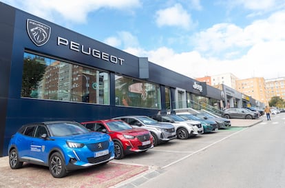 Concesionarios de coches nuevos.