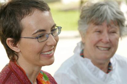 Fotografía tomada el 17 de mayo de 2011 que muestra a la congresista demócrata de EE UU Gabrielle Giffords (izquierda) junto a su madre, Gloria. La foto, difundida hoy en Facebook, es la primera imagen que se hace pública de Griffords tras el disparo que recibió el pasado enero en Tucson, Arizona, y que la dejó varios días en coma.