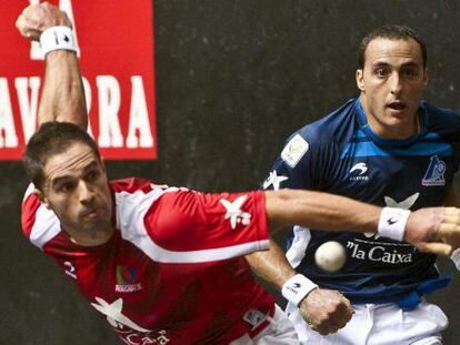 Olaizola II golpea la pelota con Irujo a la espera.