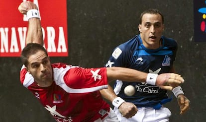 Olaizola II golpea la pelota con Irujo a la espera.