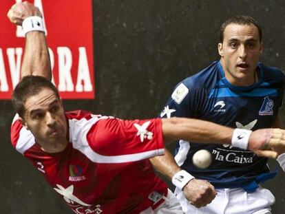 Olaizola II golpea la pelota con Irujo a la espera.