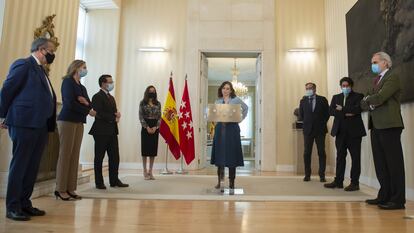 La presidenta de la Comunidad de Madrid, Isabel Díaz Ayuso, con varios de sus consejeros, el miércoles.