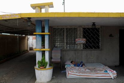 Ismael, hijo de Cindy Morales, descansa en un colchón en el porche de su casa durante un apagón. Comunidades enteras duermen a oscuras desde hace semanas por el racionamiento decretado por el Gobierno del presidente Nicolás Maduro, que culpa de la situación a unos supuestos "ataques" al sistema eléctrico.
