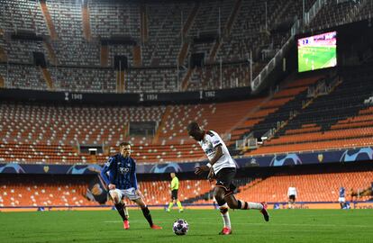 Momento del partido entre el Valencia y el Atalanta, disputado este martes a puerta cerrada.