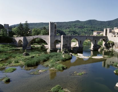 Vista del puente medieval de Besalú.