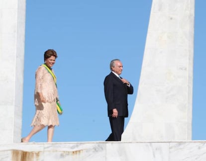 Dilma Rousseff sube la rampa del Palacio del Planalto el día de la toma de posesión y asume su segundo mandato al lado del vicepresidente Michel Temer. La candidata ganó las elecciones con 54 millones de votos, tres millones más que su adversario, Aécio Neves, del Partido de la Social Democracia Brasileña (PSDB). Lo que parecía la coronación de un Gobierno de éxito despertó poco entusiasmo, hasta el día de la toma de posesión. La Explanada de los Ministerios, en Brasilia, congregó a miles de manifestantes favorables a la presidenta, pero muchos menos que en la ceremonia del primer mandato. Los anuncios de una economía tambaleante, que exigiría duras medidas, despertaron el recelo de que el Partido de los Trabajadores (PT) no cumpliese lo que había prometido durante la campaña. La popularidad de la presidenta comenzó a caer poco después, con las continuas denuncias de la Operación Lava Jato, que investiga una trama de corrupción en Petrobras, los aumentos en la tarifa de energía eléctrica establecidos en diciembre y las divergencias que ya se dibujaban en la Cámara de los Diputados y el Senado.