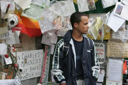 Alessandro Pereira, primo del joven fallecido, en la estación de Stochwell.