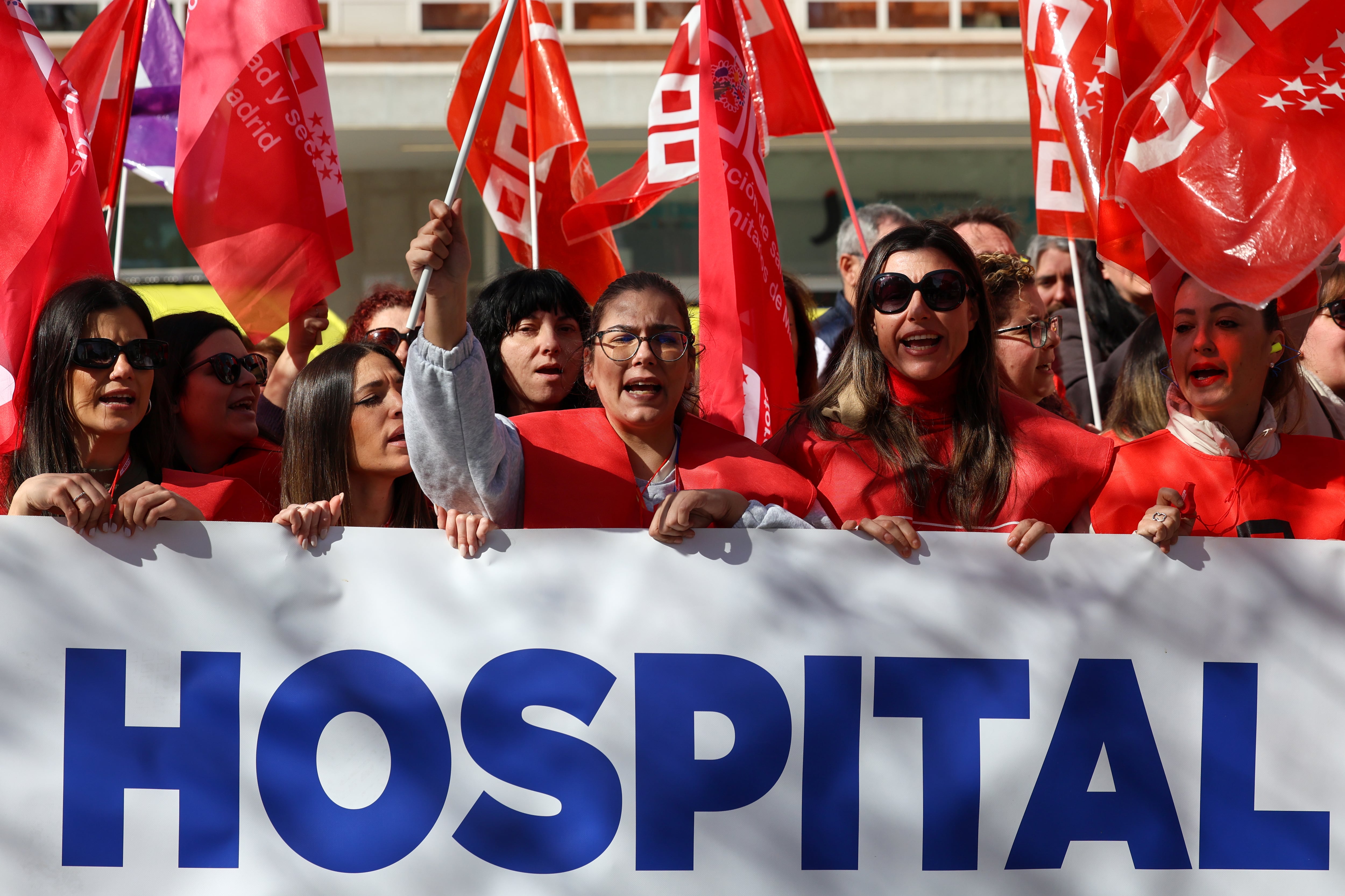 Manifestación frente al Hospital Universitario Fundación Jiménez Díaz de Madrid, este martes.