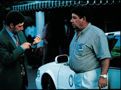 Sergio Gómez, a la derecha, junto a Olazábal, con la chaqueta verde, ante la casa club de Augusta, en abril de 2000.