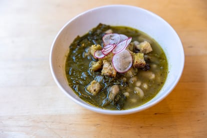 Primer plato del men del da: caldo verde de alubias con migas crujientes de ajo y limn. 
