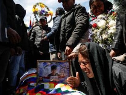 Una mujer llora junto al féretro con el cadáver de un partidario de Morales muerto en La Paz el día 21 en enfrentamientos con las fuerzas de seguridad. REUTERS/Marco Bello