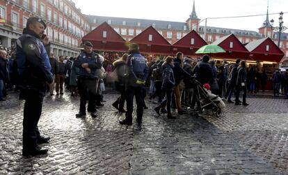 Policías municipales, de patrulla el pasado viernes en la Plaza Mayor.