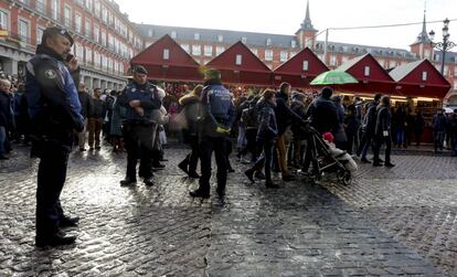 Polic&iacute;as municipales, de patrulla el pasado viernes en la Plaza Mayor.