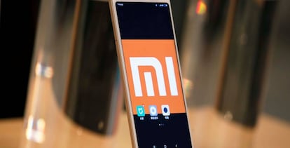 Un smartphone de Xiaomi con el logo de la empresa. 