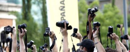 Bosque de cámaras de los participantes en <i>La Noche de la Fotografía,</i> que se desarrolló ayer en el centro de la ciudad.