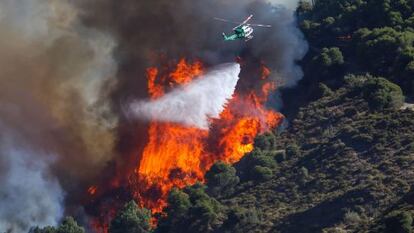 Un helic&oacute;ptero trabaja en el control de un incendio en Cenes (Granada), en agosto.