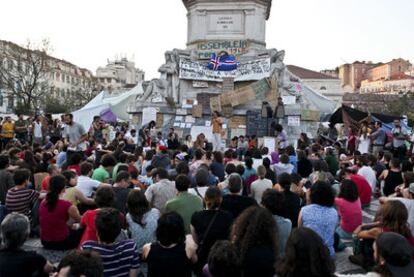 Concentración de jóvenes portugueses y españoles en la plaza del Rossio de Lisboa para protestar por las medidas de austeridad.