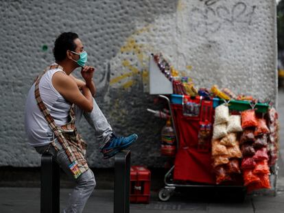 Un vendedor ambulante en Ciudad de México, el pasado domingo.