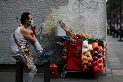 Un vendedor ambulante en Ciudad de México, el pasado domingo.