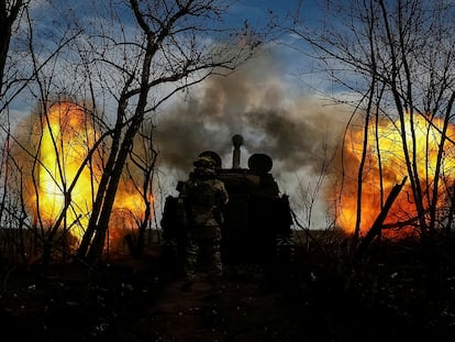 Ukrainian soldiers fire at Russia positions in the Donetsk region, on November 30, 2022.