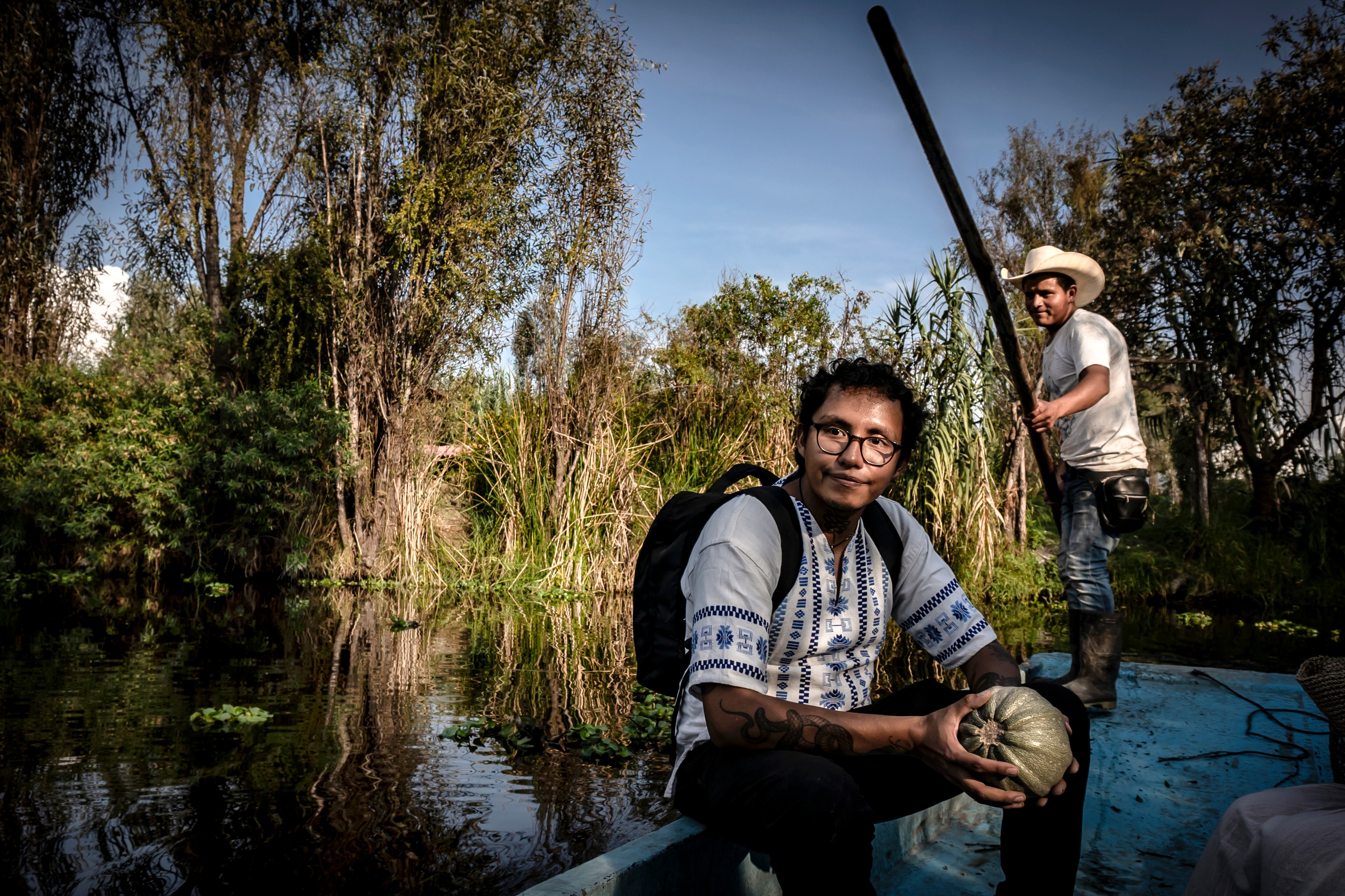 El chef mexicano Xchel González y Marcelino Cruz durante su visita  en Xochimilco, Ciudad de México.